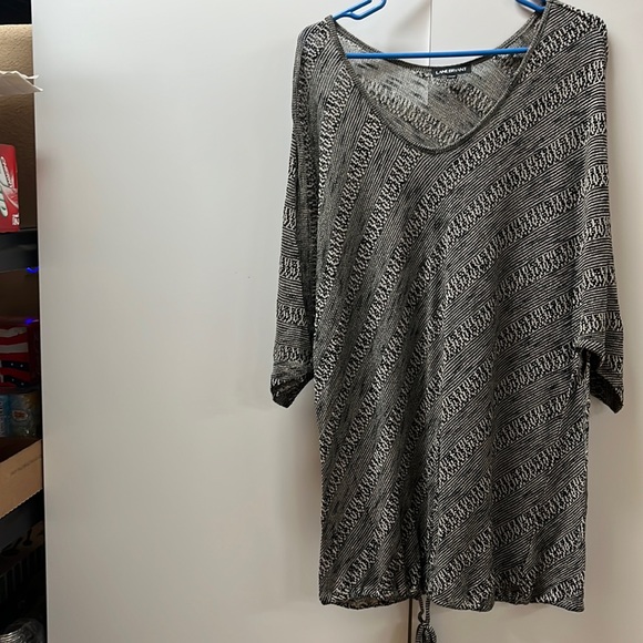 Women’s black and white design top - Picture 1 of 6